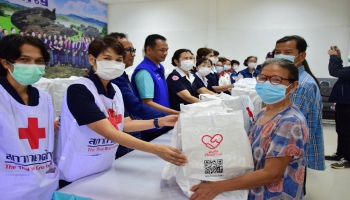 นายกเหล่ากาชาดจังหวัดอุดรธานี พร้อมด้วยคณะกรรมการเหล่ากาชาดจังหวัดอุดรธานีและกิ่งกาชาดอำเภอบ้านผือ ลงพื้นที่ให้กำลังใจ และมอบสิ่งของ ชุด ธารน้ำใจช่วยผู้ประสบวาตภัย ในพื้นที่ตำบลกลางใหญ่